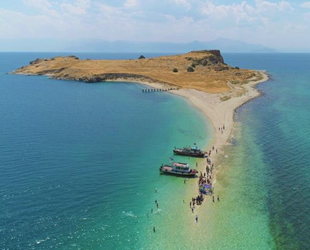 Çarpanak Adası’na su altı yürüyüşü düzenledi