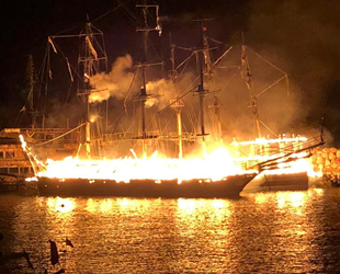 Alanya'da balıkçı barınağında çıkan yangında tur tekneleri küle döndü