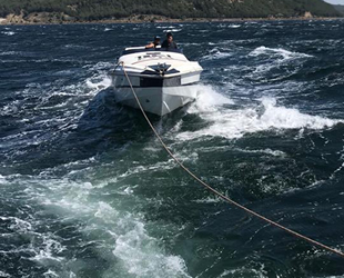 Çanakkale Boğazı’nda sürüklenen tekne kurtarıldı