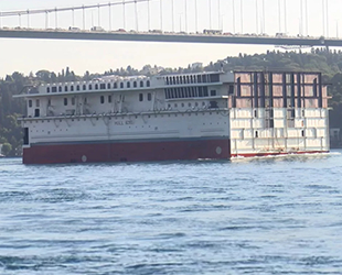Yolcu gemisinin parçasını taşıyan römorkör, İstanbul Boğazı'ndan geçti