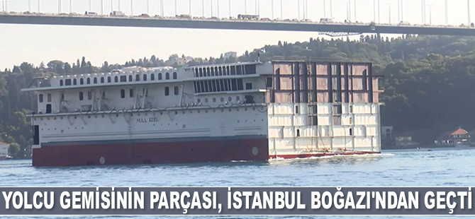 Yolcu gemisinin parçasını taşıyan römorkör, İstanbul Boğazı'ndan geçti