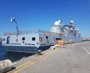 Rus savaş gemisi, Sarayburnu Limanı'na demirledi