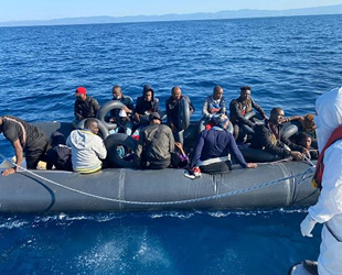Ayvalık'ta 20 düzensiz göçmen kurtarıldı