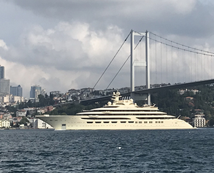 Dilbar isimli süper yat, İstanbul Boğazı'ndan geçti