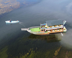Beyşehir Gölü'nde balçığa saplanan tur tekneleri kayıklarla yüzdürüldü