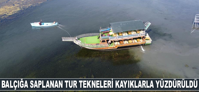 Beyşehir Gölü'nde balçığa saplanan tur tekneleri kayıklarla yüzdürüldü