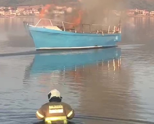 Cunda Adası’nda demirli teknede yangın çıktı