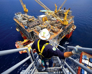 Petrol platformları fırtına sebebiyle boşaltıldı