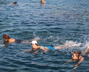 Antalya'da kadınlar, denizde su jimnastiği ile forma giriyor