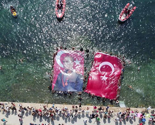 Kocaeli'de 30 Ağustos Zafer Bayramı denizde Türk bayrağı açılarak kutlandı