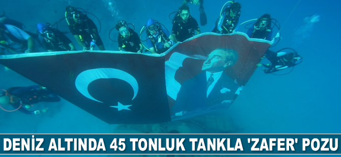 Dalış ekibi, deniz altında 45 tonluk tankla ‘Zafer’ pozu verdil