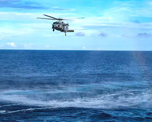 Uçak gemisinden kalkan ABD helikopteri denize düştü