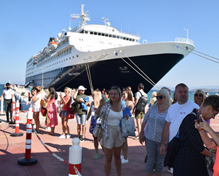 Blue Sapphire yolcu gemisi, Ege Port Kuşadası’na geldi