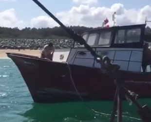 Karaburun Limanı açıklarında arıza yapan tekneyi balıkçılar kurtardı
