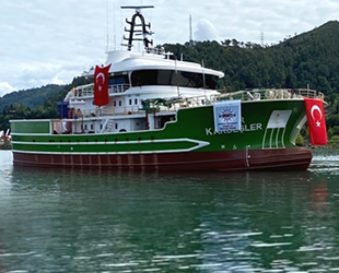 Çınar Kardeşler isimli balıkçı teknesi, Trabzon'da suya indirildi