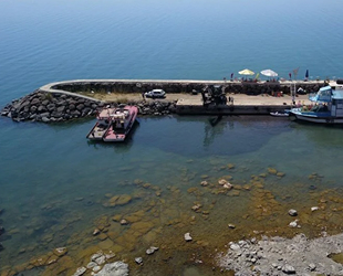 Balıkçı tekneleri, Van Gölü'ne iş makinesi yardımıyla açıldı
