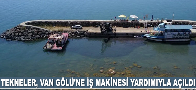 Balıkçı tekneleri, Van Gölü'ne iş makinesi yardımıyla açıldı