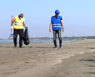 Mersin sahillerinde petrol temizliği sürüyor