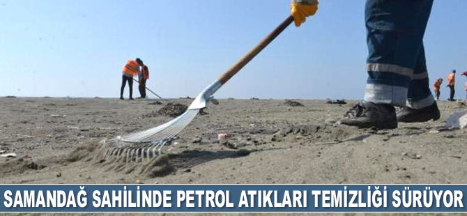 Samandağ sahilinde petrol atıkları temizliği sürüyor