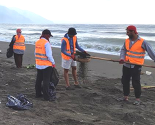 Samandağ'da petrol temizlik çalışmaları devam ediyor