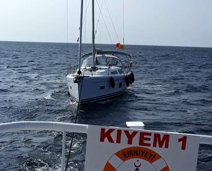 Çanakkale Boğazı'nda yakıtı azalan teknenin imdadına Kıyı Emniyeti yetişti