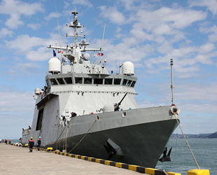 NATO’ya bağlı savaş gemileri, Batum Limanı’na demir attı