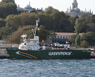 Greenpeace gemisi Arctic Sunrise, müsilaj için İstanbul’a geldi