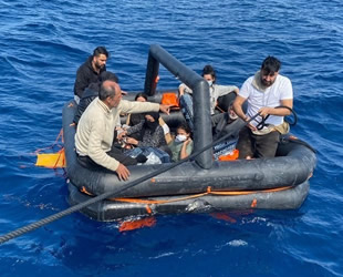 Kuşadası açıklarında 60 düzensiz göçmen kurtarıldı