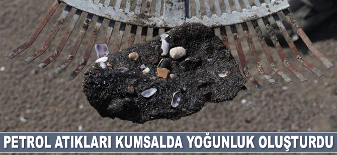 Samandağ sahillerinde petrol sızıntısının temizlik çalışmaları sürüyor