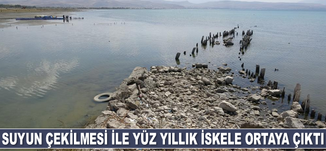 Van Gölü’nde suyun çekilmesi ile yüz yıllık iskele ortaya çıktı