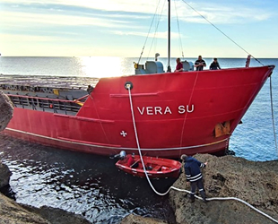 Bulgaristan’da karaya oturan VERA SU gemisini kurtarma çalışmaları sürüyor