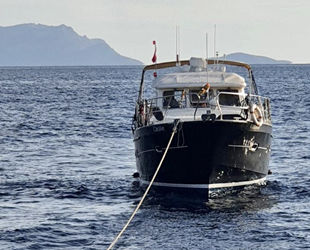 Datça’da makine arızası nedeniyle sürüklenen tekne, kurtarıldı