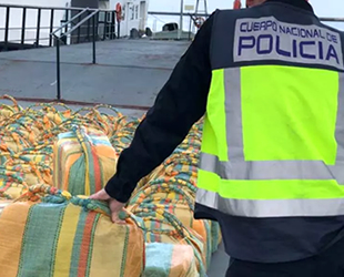 Atlas Okyanusu'nda yelkenli teknede 5 ton uyuşturucu ele geçirildi