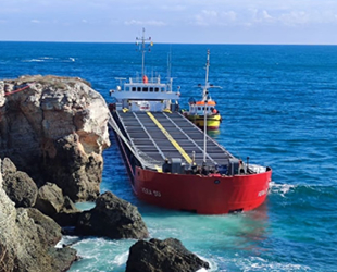 Bulgaristan’da karaya oturan VERA SU gemisinin tehlikeli yükü boşaltılıyor