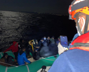 İzmir açıklarında 27 göçmen kurtarıldı