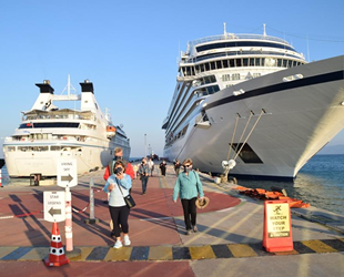 Kuşadası'na kruvaziyer gemileriyle 570 turist geldi