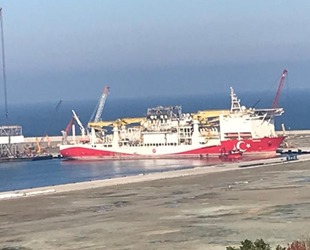 Yavuz Sondaj Gemisi'nin kule montajı için vinçler kuruluyor