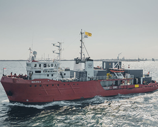 Yardım gemileri, yüzlerce göçmenle yanaşacak liman arıyor