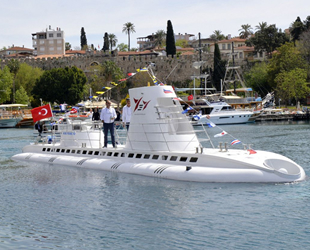 Sezonu kapatan turistik denizaltı Nemo, bakıma alındı