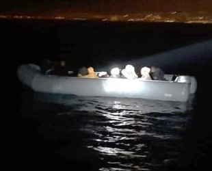 Kuşadası’nda sürüklenen lastik bottaki 19 düzensiz göçmen kurtarıldı