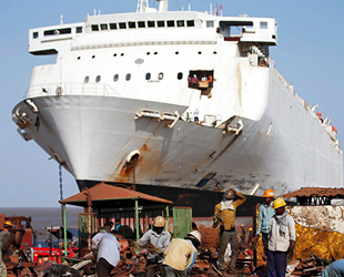 Alang’da 12 ayda toplam 14 adet yolcu gemisi söküldü