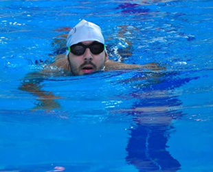 Milli yüzücü Deniz Ünsal, başarısıyla takdir topluyor