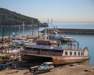 Antalya’da tur tekneleri kış bakımı için karaya çıkarılıyor