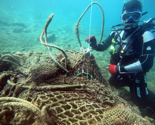 Kuşadası’nda denizdeki hayalet ağ, parça parça çıkarılıyor