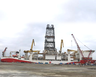 Yavuz Sondaj Gemisi'nin kule montajı çalışmaları sürüyor