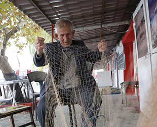 Ekmeğini 64 yıldır denizden kazanan balıkçı Ali Hiçsolmaz, ağlardan ayrılamıyor