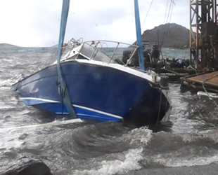 Bodrum'da fırtına nedeniyle tekne karaya oturdu