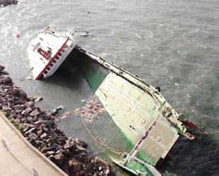 Maltepe'de karaya oturan AYİŞ 1 isimli gemi, kurtarılmayı bekliyor