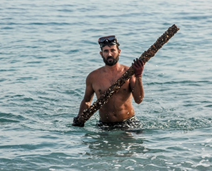 Erhan Uludağ, tüpsüz dalarak denizi metal atıklardan temizliyor