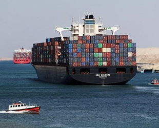 Küresel ticaretin yüzde 12'si Süveyş Kanalı'ndan geçiyor